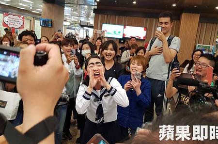 台湾・松山空港で安室奈美恵の出待ちをするイモトアヤコ