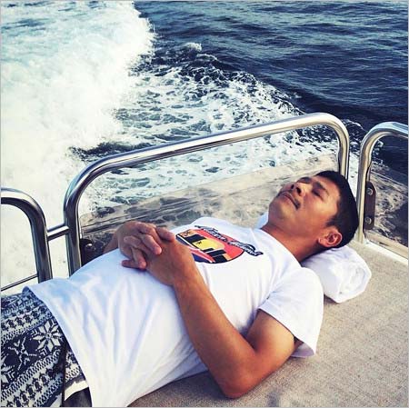 剛力彩芽がインスタグラムで公開した前澤友作社長の寝顔画像