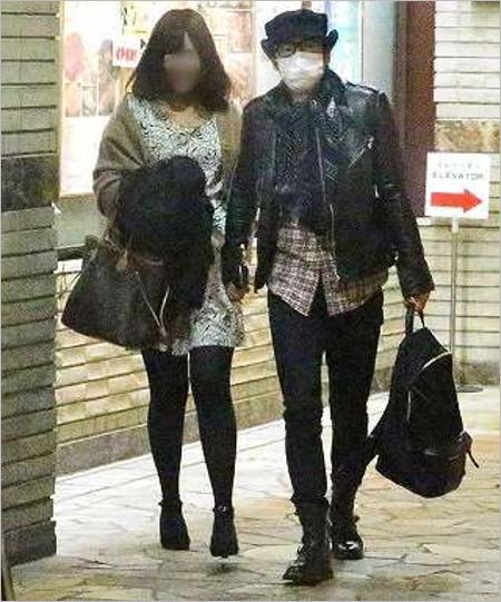 フライデー掲載の美人カメラアシスタントと今田耕司の手繋ぎツーショット