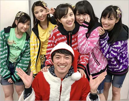 ももいろクローバーZのメンバーと小松靖アナ