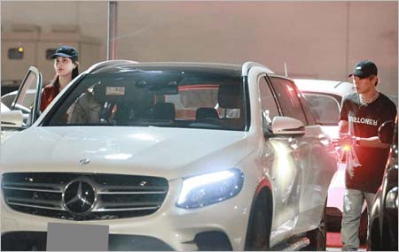 マギー＆武尊のフライデー熱愛スキャンダル、ツーショット写真（ベンツ前）