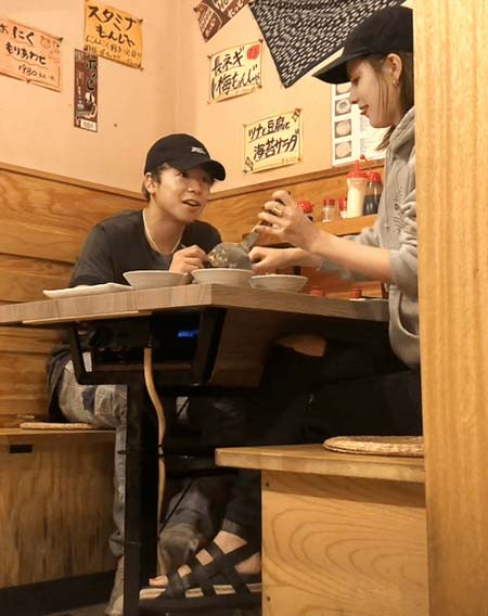 マギー＆武尊のフライデー熱愛スキャンダル、ツーショット写真（月島もんじゃ焼き屋）