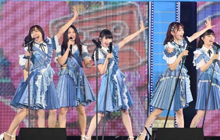 松井珠理奈が不在でパフォーマンス、AKB48の新曲・センチメンタルトレイン