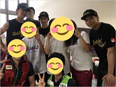 広島県安芸郡坂町小屋浦で炊き出しボランティアをした木村拓哉、三宅健、生田斗真