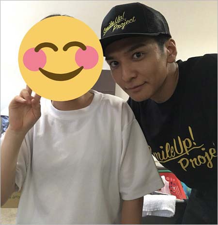 広島県安芸郡坂町小屋浦で炊き出しボランティアをした生田斗真1枚目