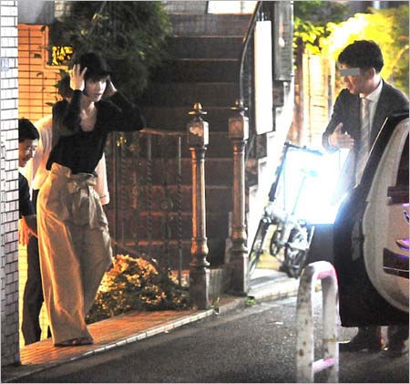 フライデーが撮影した高級レストランから出てくる剛力彩芽＆前澤友作社長