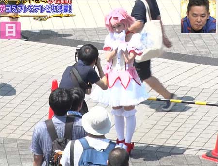 サンジャポのコミケ94取材でまどマギ・鹿目まどかのコスプレを披露し、撮影するカメコたちの姿