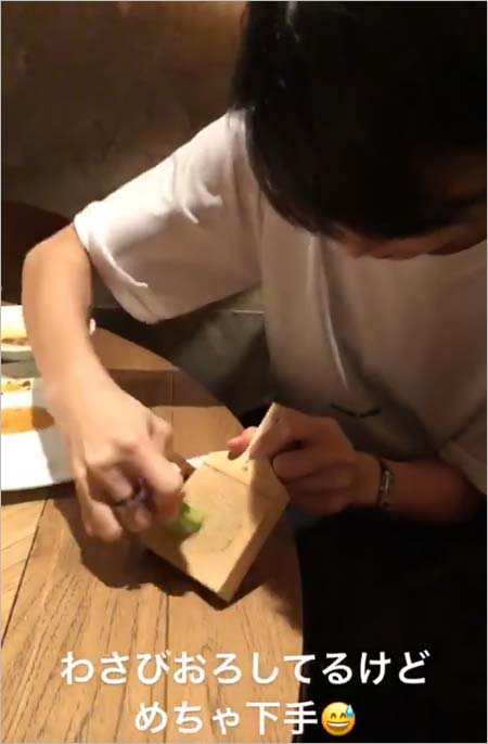 前澤友作社長がインスタグラム ストーリーズに投稿した剛力彩芽がわさびをすりおろしている動画のキャプチャー
