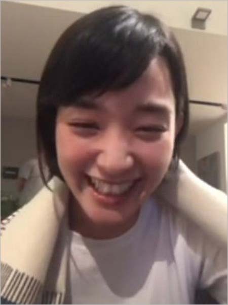 インスタライブで笑顔を見せる剛力彩芽