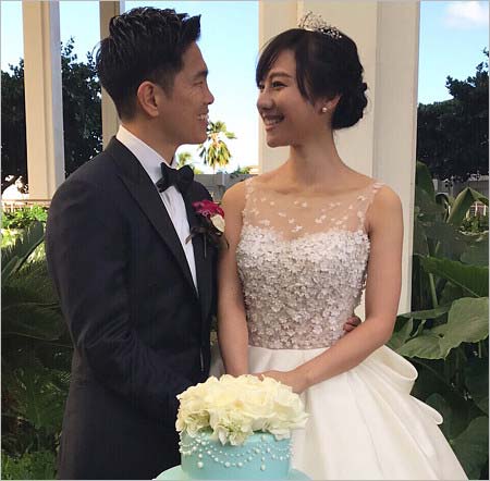 井岡一翔選手と谷村奈南のハワイ挙式ツーショット写真