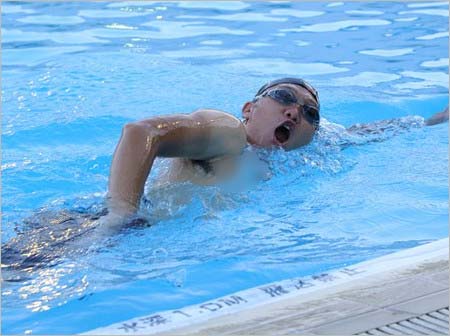 24時間テレビでトライアスロンに挑戦するみやぞんの水泳トレーニング風景