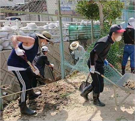 広島県安芸郡坂町の小学校で土砂、泥の撤去作業をする小山慶一郎の画像3枚目