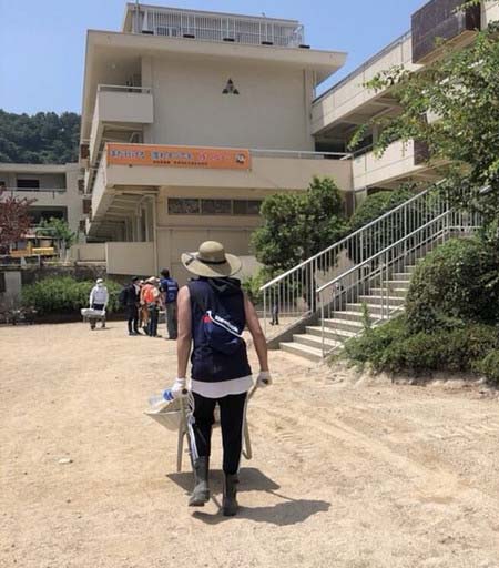 広島県安芸郡坂町の小学校で土砂、泥の撤去作業をする小山慶一郎の画像4枚目