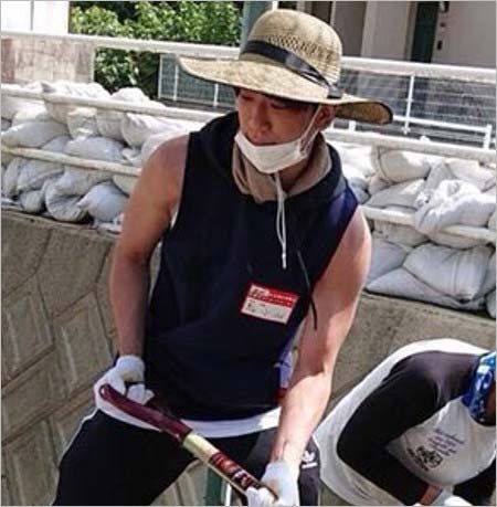 広島県安芸郡坂町の小学校で土砂、泥の撤去作業をする小山慶一郎の画像2枚目