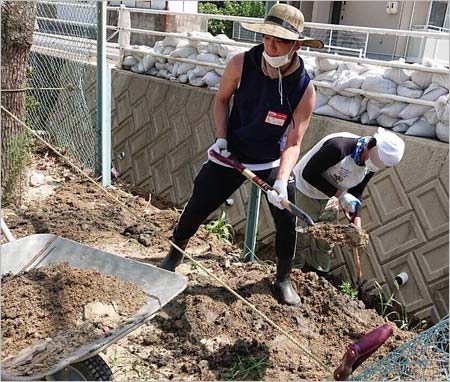 広島県安芸郡坂町の小学校で土砂、泥の撤去作業をする小山慶一郎の画像1枚目