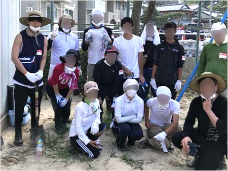 坂町の小学校にボランティア参加した方々と小山慶一郎