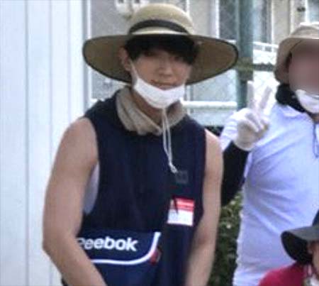 坂町の小学校にボランティア参加した方々と小山慶一郎(ズーム)