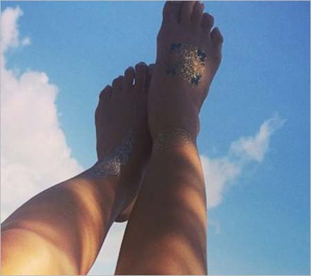 ダレノガレ明美の足、足の甲のタトゥーシール