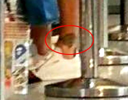 手越祐也の足首タトゥー疑惑、空港で撮影の写真(ズーム)