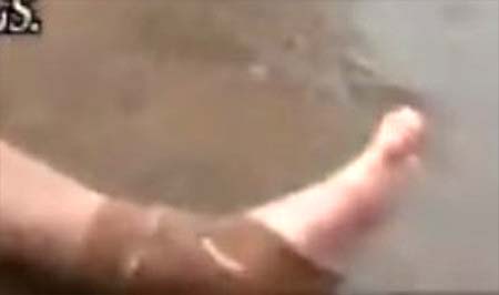 テーピングを巻き、タトゥー隠し疑惑浮上の手越祐也の足写真