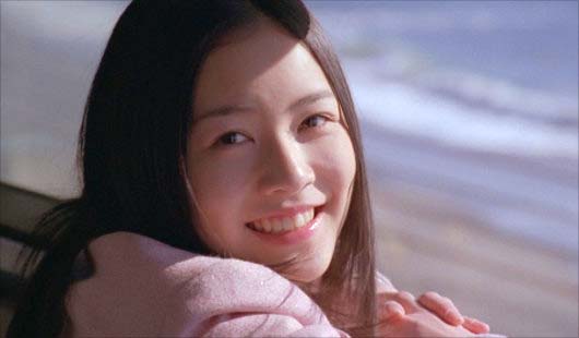 松井珠理奈が不参加の『センチメンタルトレイン』MVで実写登場するシーン