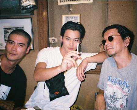 野村周平がインスタグラムで公開したタバコを手に持った画像