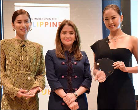 フィリピン観光大使に就任したラブリ&西内ひろ