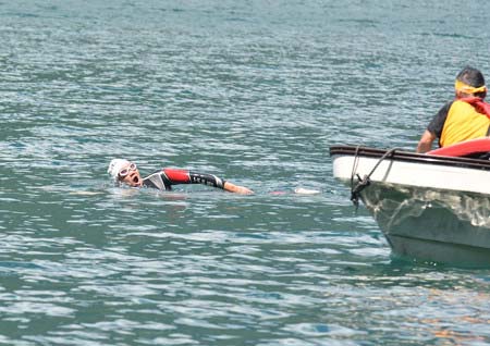 24時間テレビ・トライアスロンで水泳に挑戦したみやぞんの画像1枚目