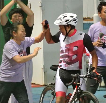 みやぞんがトライアスロン・バイクでゴール後の写真