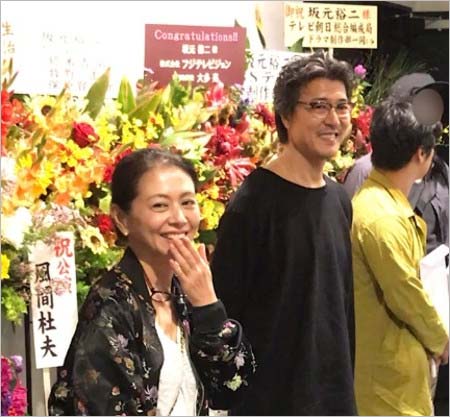 小泉今日子と豊原功補のツーショット