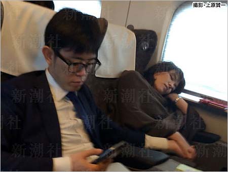 今井絵理子と橋本健の手つなぎツーショット画像