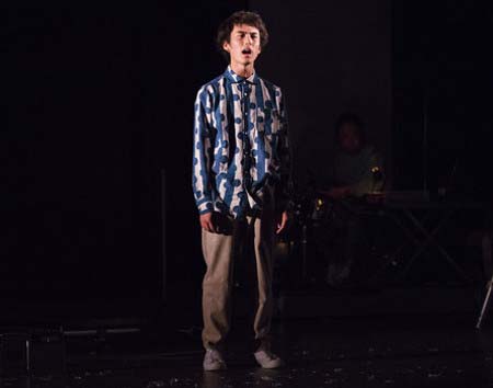 舞台『書を捨てよ町へ出よう』出演の浅野忠信の息子・佐藤緋美(サトウヒミ)