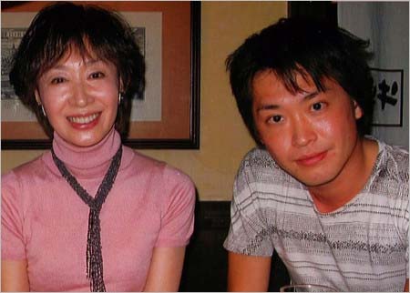 三田佳子(みたよしこ)と次男・高橋祐也(たかはしゆうや)のプライベートツーショット
