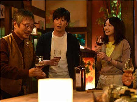 新垣結衣・田中圭・松尾貴史『獣になれない私たち』第1話のワンシーン、