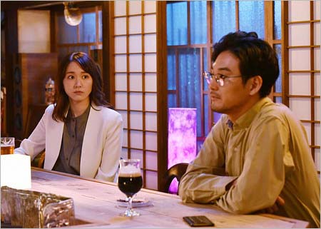 ガッキーと松田龍平『獣になれない私たち』第1話のワンシーン、