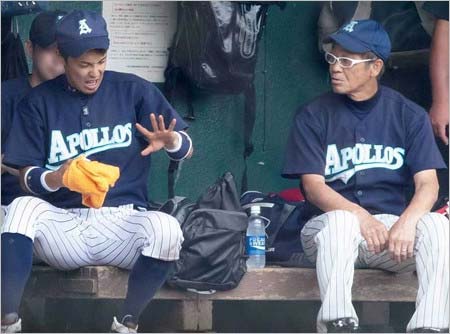 草野球する清水アキラ&清水良太郎