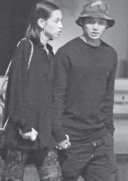 水原希子と野村周平の手つなぎツーショット