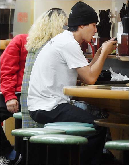 野村周平と金髪美女のツーショット画像