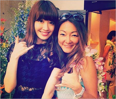 小嶋陽菜とマキ・コニクソンのツーショット画像