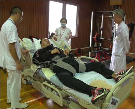 リハビリ治療受ける曙太郎