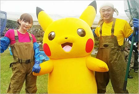 掻い掘りに参加した中川翔子、ピカチュウ、あばれる君