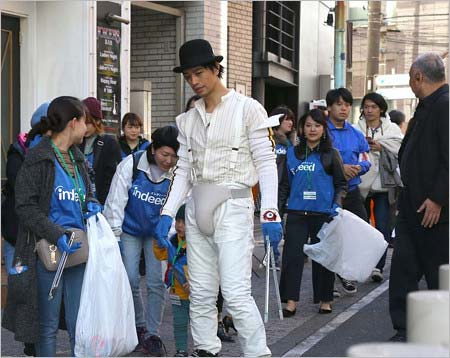斎藤工が六本木でハロウィンのごみ拾い、路上清掃活動の画像1枚目