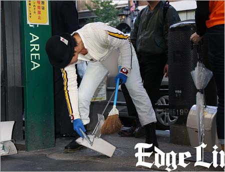 斎藤工が六本木でハロウィンのごみ拾い、路上清掃活動の画像2枚目