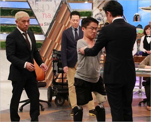 乙武洋匡がワイドナショーで義足歩行を披露