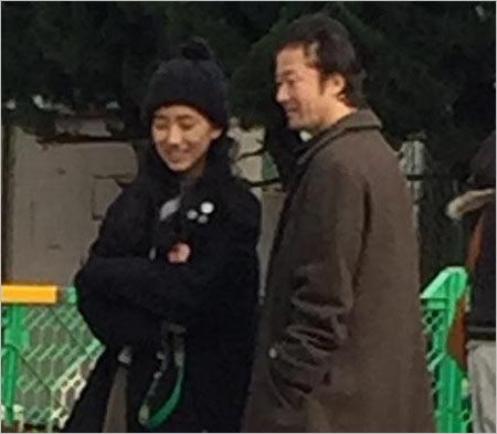 中田クルミと浅野忠信のドッグランデート