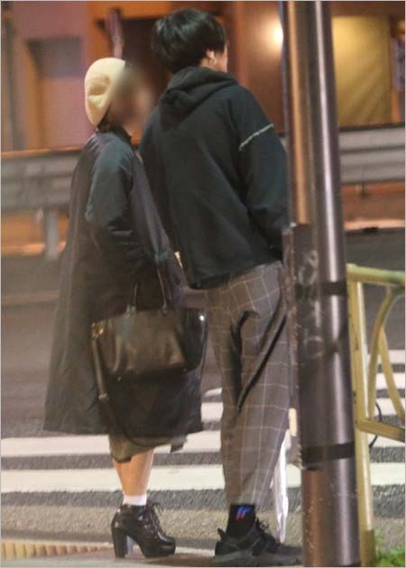 米津玄師と彼女?の密会デート画像、女性自身撮影