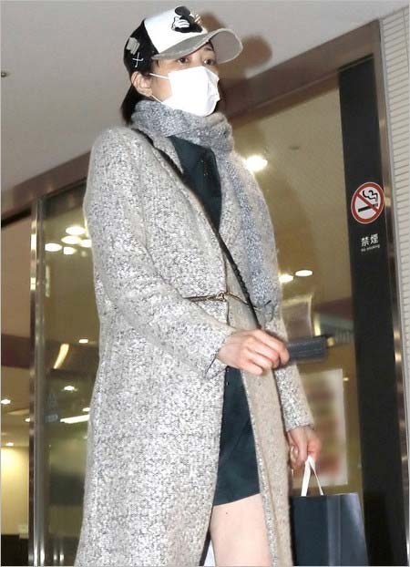 吉澤ひとみの現在の姿、女性自身のデパ地下買い物姿