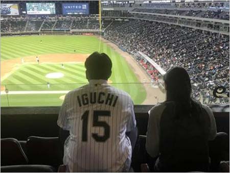 ホワイトソックスの引退セレモニーに参加の井口資仁監督と長女・琳王