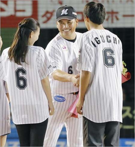 井口資仁監督の引退試合で花束贈呈する長女・琳王