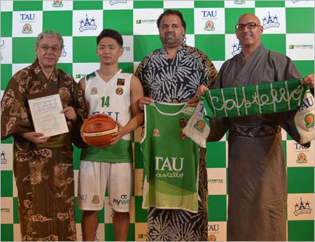 『TAUカステリョ』のルイス・ガルシア社長、木下勲選手、アントニオ・リポイ副社長、スカウトエージェントのホセ・オルツさん